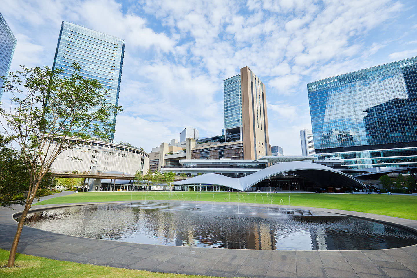 2024年9月6日、都心のターミナル駅直結の公園としては世界最大級となる「うめきた公園」の一部が先行開業した。今回オープンしたのは、広々とした芝生広場や水遊びができる巨大な噴水エリア、美しいフォルムの大屋根が目印の複合施設（撮影：宇津木健司）