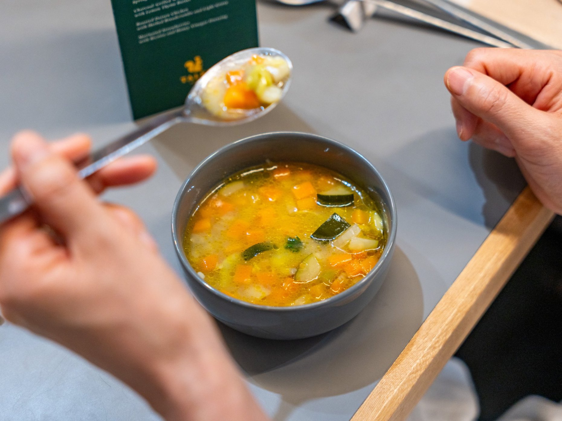 2品目は、春野菜のスープ〜ミネストローネ仕立て〜。新じゃがやそら豆など、季節の野菜を活かしたやさしい一皿。
