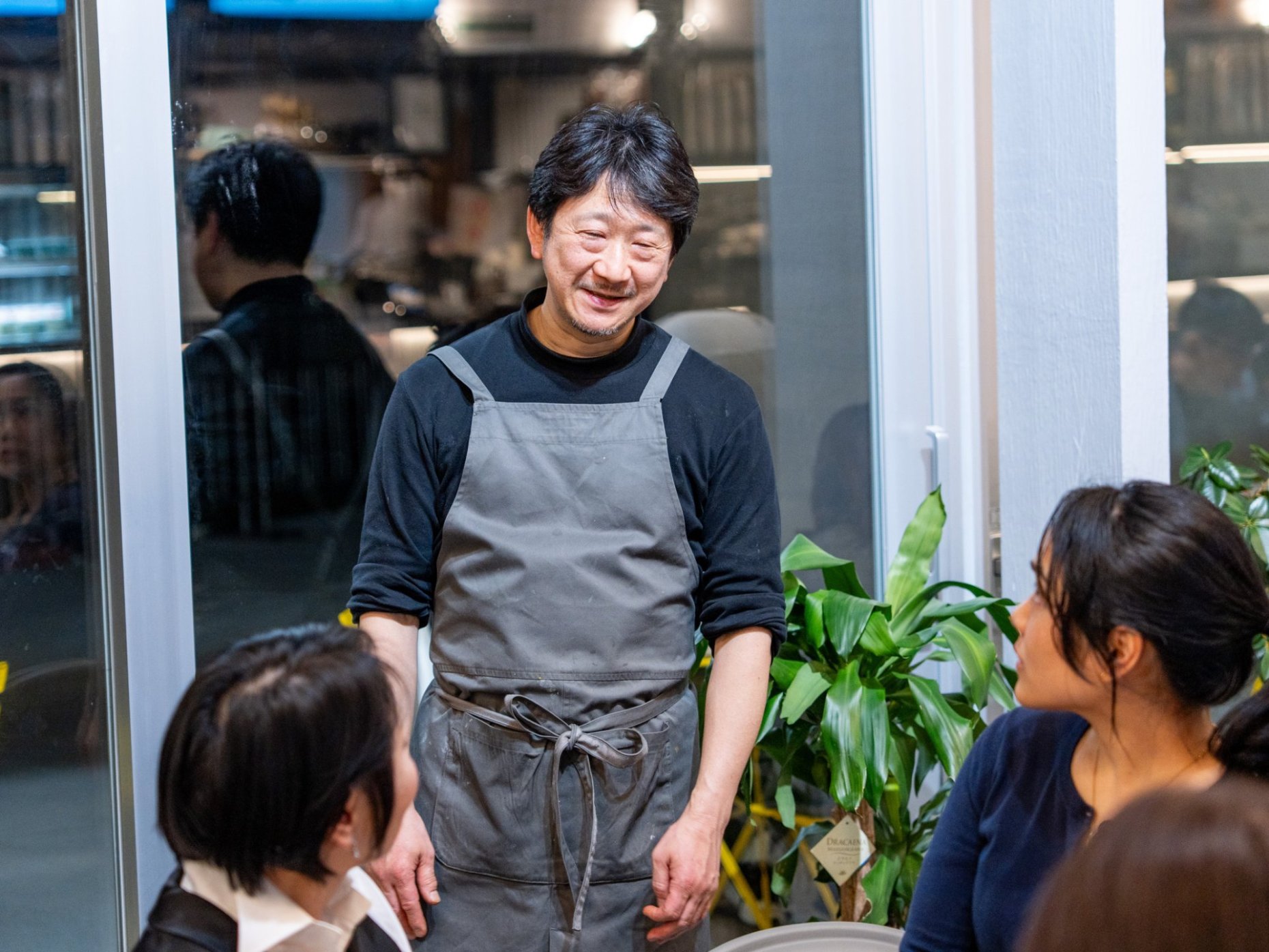 今回の特別コースを考案したTALKS cafe & barの森岡シェフ。食材にこだわりを込めてコースを作り上げた。参加者からは、レストランのシェフが農家と消費者をつなぐ大切な役割を担っていると感じたという声も寄せられた。