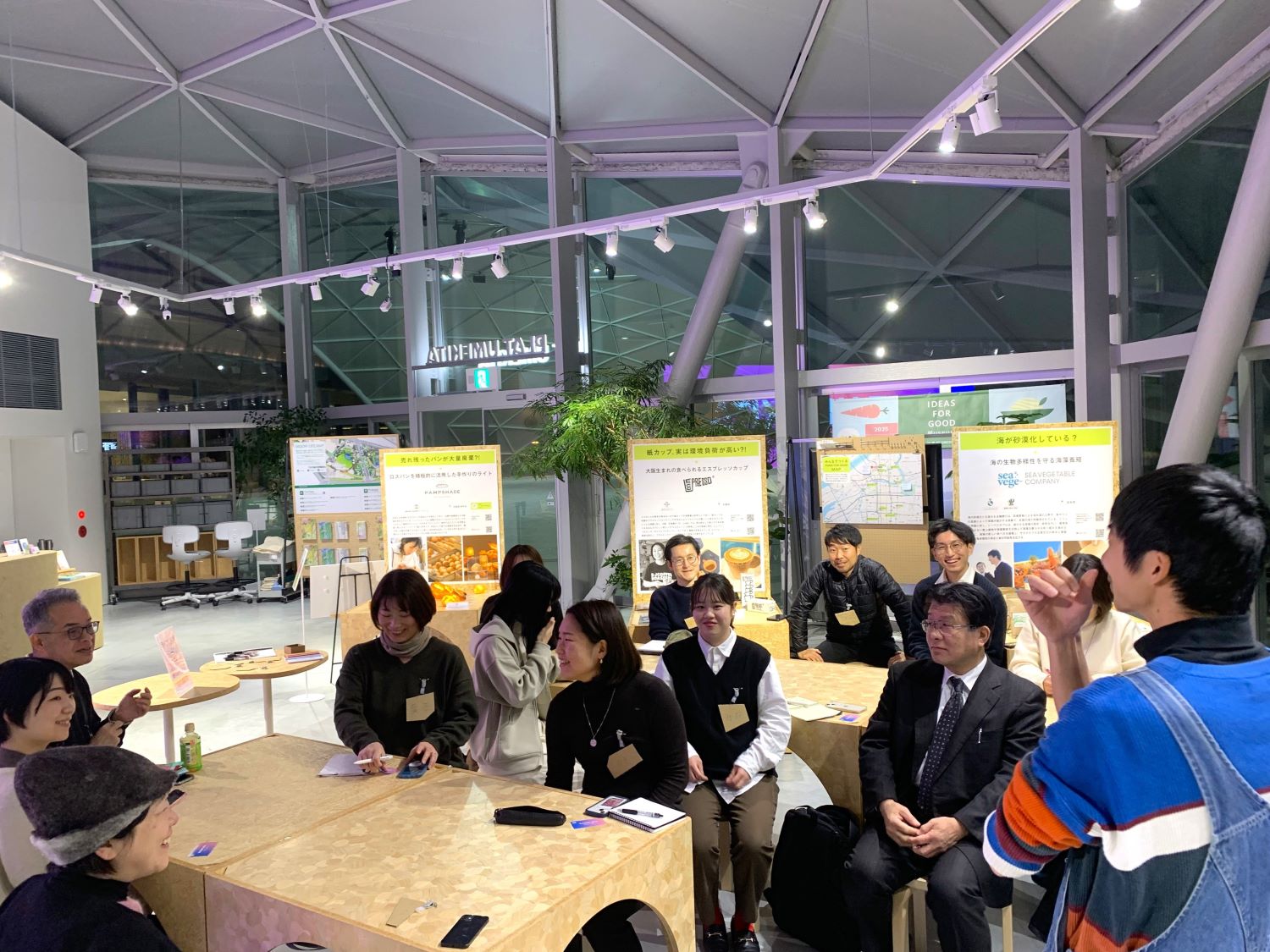 「スクールプログラム」とはいえ、和気あいあいとした雰囲気で行われた。仲良くなることで、「これってどうなの?」といった素朴な疑問なども共有しやすくなる。