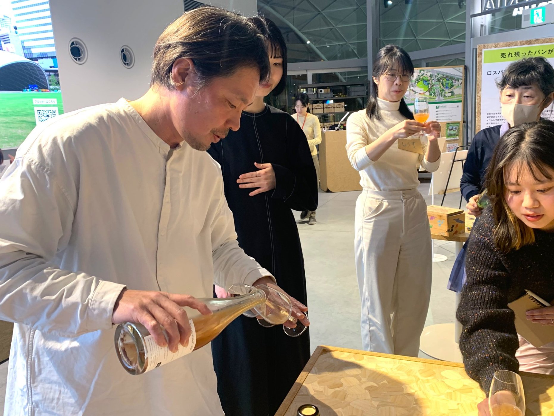 神戸で放棄されかけたブドウ畑を引き継ぎ、ナチュラルワインを作るViva vin VIVANT(ビバ・バン・ビバン)の宮本健司さん。当日は実際にワインを頂きながら、生産者と消費者のつながりを取り戻すことへの熱い想いを伺った。「有機栽培はそんなに簡単なものじゃないですよ」と、現場にいるからこその言葉には重みがあった。