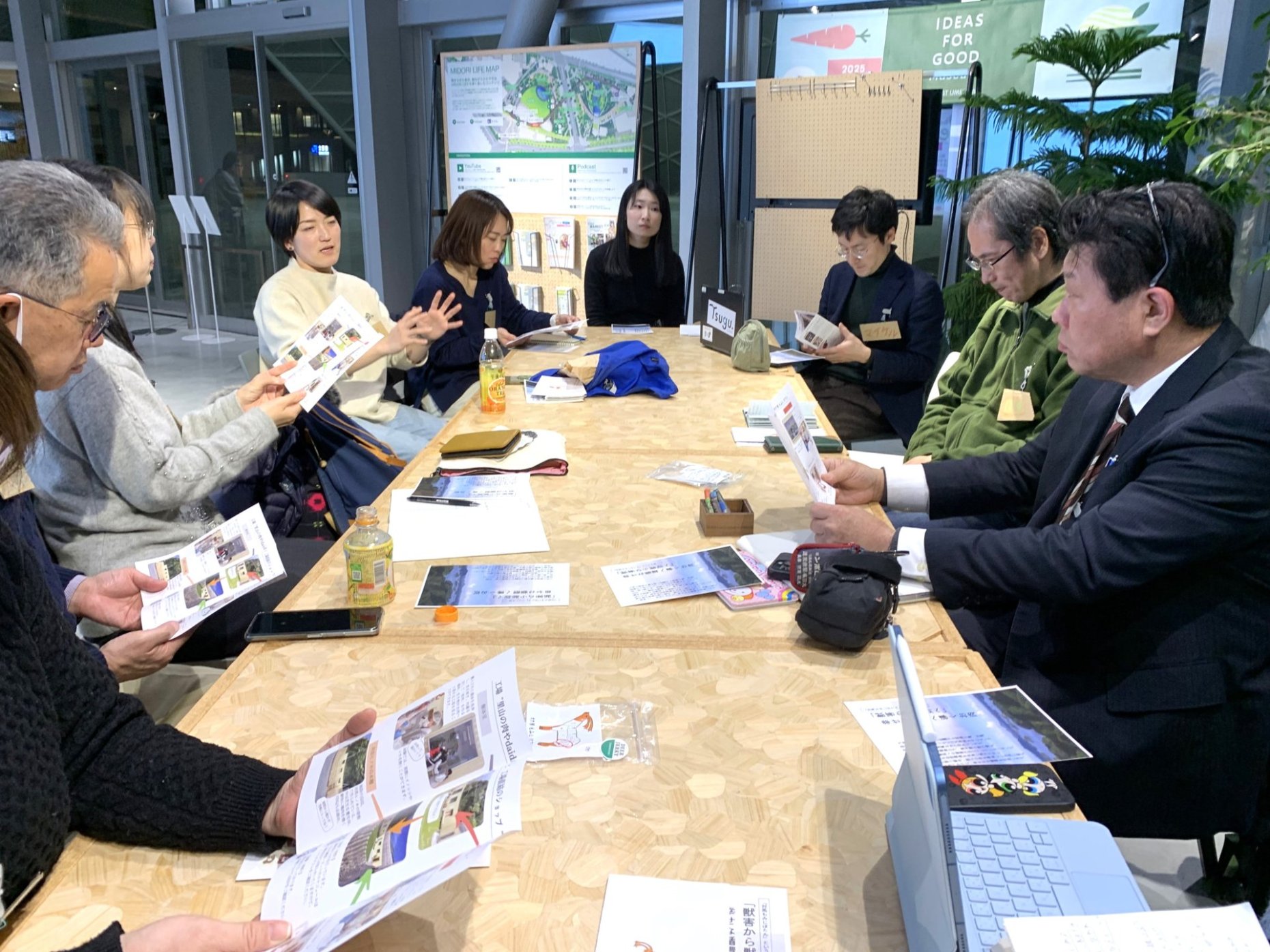 命をテーマにした回では、長崎県・対馬でジビエの活動をする一般社団法人daidaiの齊藤ももこさんがゲストに。かつて狩猟をしていた人間が狩猟をやめ、昨今ではシカなどの「害獣」が増えるも、その9割が埋葬処分されている現状。「意味ある死にしたいという‘エゴ’」から、ジビエとして丁寧に食肉に加工している。「命」という身近でありながら抽象的な概念を、対話を通じて深掘った。