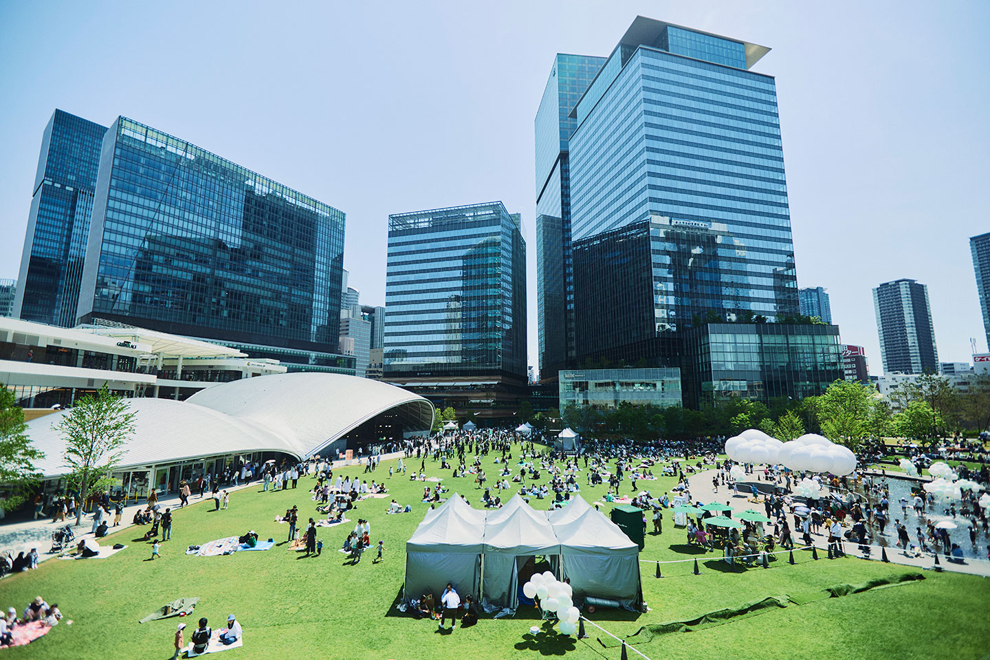 うめきた公園は、大阪駅に近接する世界最大級の都市公園。この日はゴールデンウィーク初日とあって、園内では多くのイベントも開催されていた。