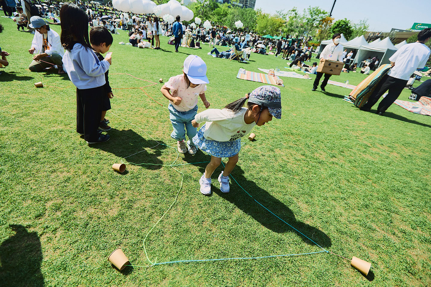 あやとりフォンで「けんけんぱ」をする子どもも。趣旨と違うが楽しそうだ。