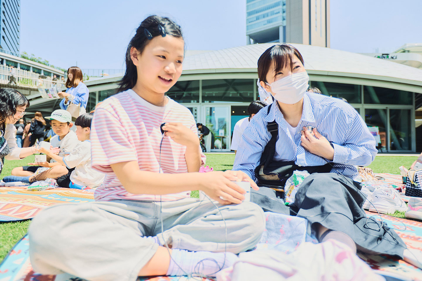 胸に聴診器のようなものを当て、なにやら白い箱を触っている。