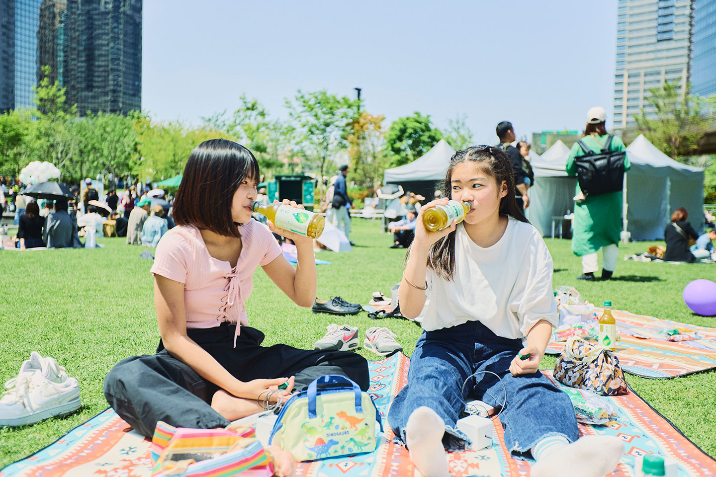 公園で鬼ごっこをしたあとにお茶を飲み休憩すると、激しい鼓動が徐々に収まっていく。