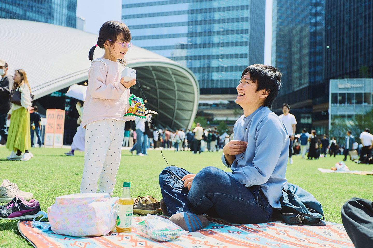 パパの心臓をにぎりしめることもなかなかないだろう。お互いの心臓に触れ合うことで、親子の絆が深まったりもするのかもしれない。