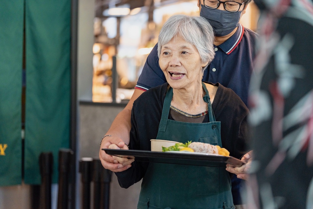 テーブルに届けられるのは、おいしい料理と優しい笑顔だ。その一つひとつに、つくる人、運ぶ人、食べる人の想いが重なっていた。
