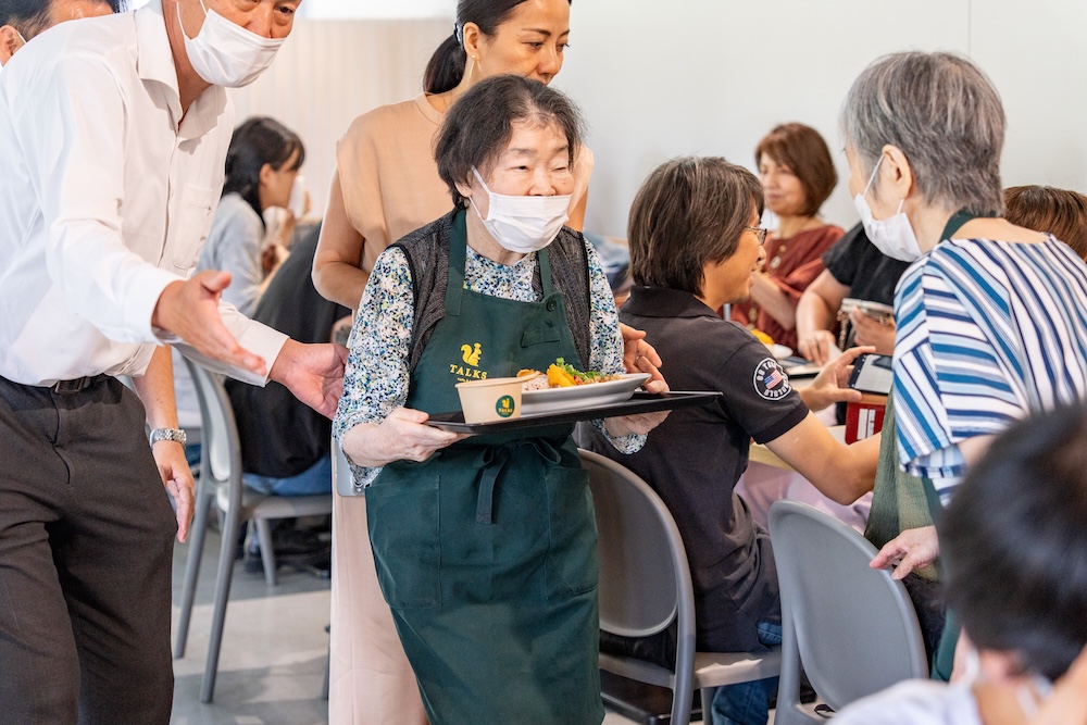 「おいしいですよ」と声をかけながら料理を届ける。そのたびにテーブルのあちこちから笑顔がこぼれる。