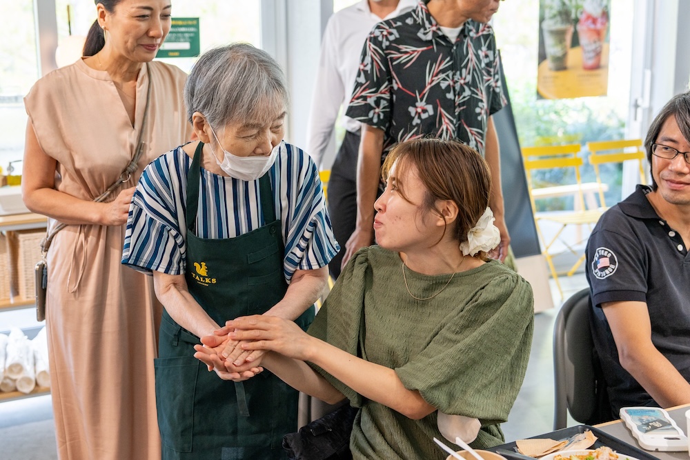 普通のカフェでは生まれないような交流があちこちで見られた。