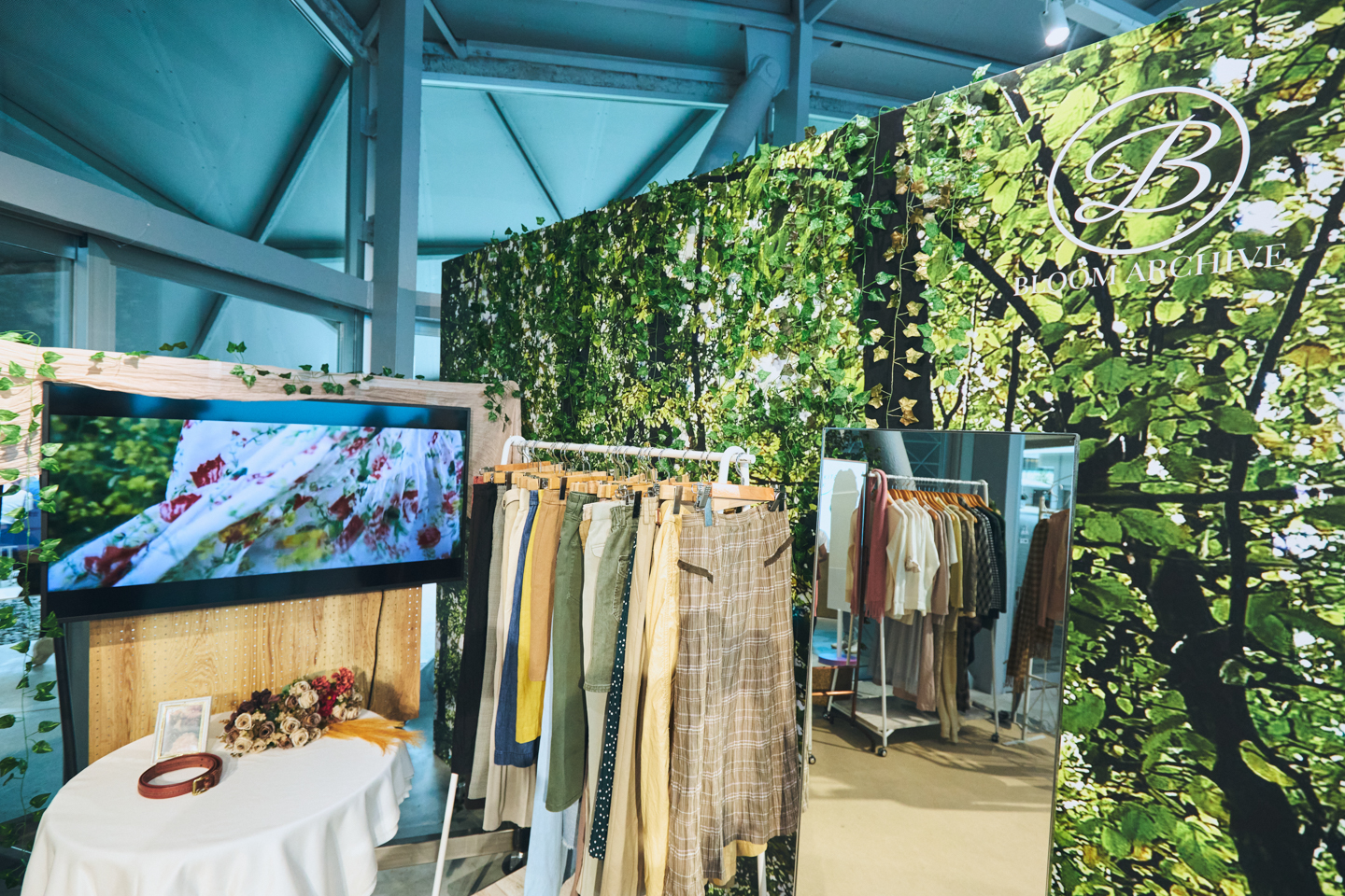 「BLOOM ARCHIVE（ブルーム・アーカイブ）」のコンセプトは、「自然の優しさと都会的なスタイリッシュの融合」。自然素材のアイテムやアースカラーを中心に、リラックス感のあるシルエットのアイテムをセレクト。また、都会的な雰囲気のバランスも意識し、トレンドを取り入れつつも、どこか懐かしく温かみのあるコーディネートを展開している。