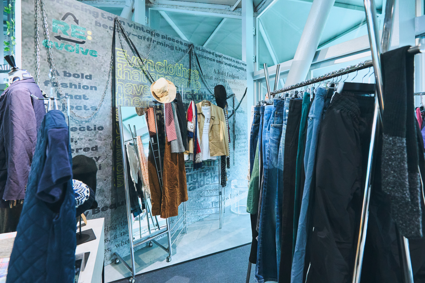 「RE:evolve（リ：エボルヴ）」のショップ名は、リスタートやリユースを表す「RE」と「evolve（進化）」を組み合わせたもの。一度は役目を終えた古着をリスタート／リユースし、時代に合わせて進化させるという意味が込められている。コンセプトは、「完璧じゃない美学を纏う」。穴の空いた古着や汚れた服も、ありのままの魅力として受け入れ、存在感や個性として肯定する。そこに近未来感なエッセンスを重ね合わせることで、過去と未来が交差する新しい「都市型グランジスタイル」を提唱する。