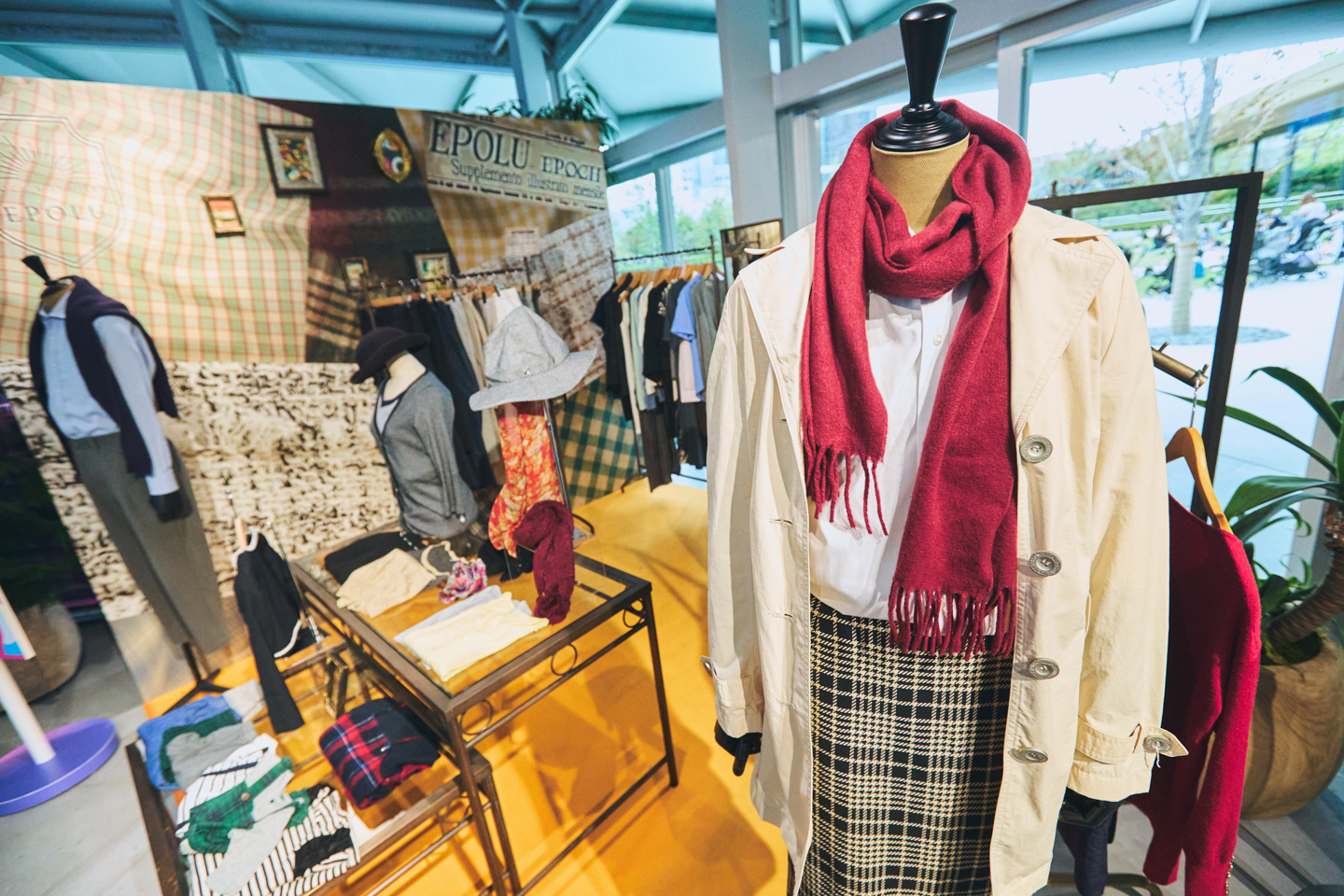 「レトロとモダンが奏でる、永遠の品格」がコンセプトのショップ「EPOLU（エポル）」。店名の由来は、EPOCH（新時代・転換点）とLUMIERE（光）を組み合わせた造語。時代を超えて愛されるレトロでノスタルジーな雰囲気に現代的かつ知的なアクセントをプラス。若い世代には新鮮さを、年配世代には懐かしさを感じさせるようなアイテムを揃えた。