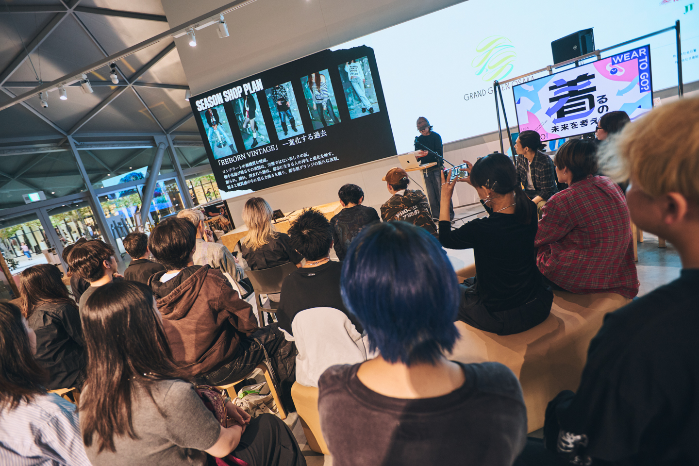ともにショップをつくりあげたチームのメンバーもオーディエンスとして参加。自分たちの代表であるリーダーの発表に、真剣に耳を傾けていた。