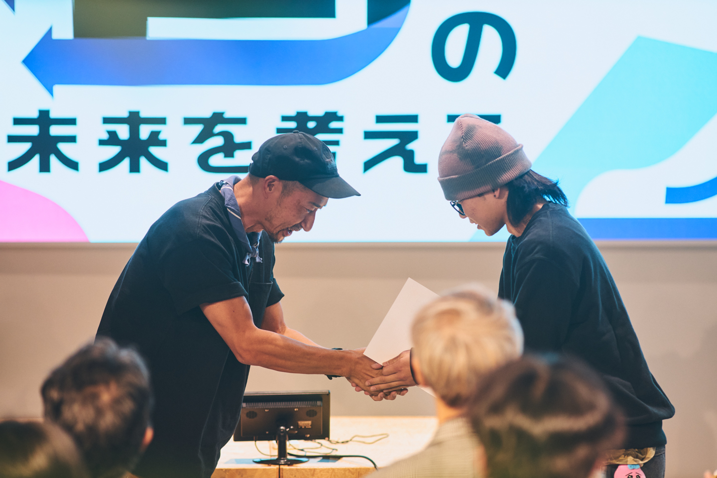 販売期間中、最も売り上げた店舗「RE:evolve」。店長を務めた学生は喜びの表情で表彰状を受け取った