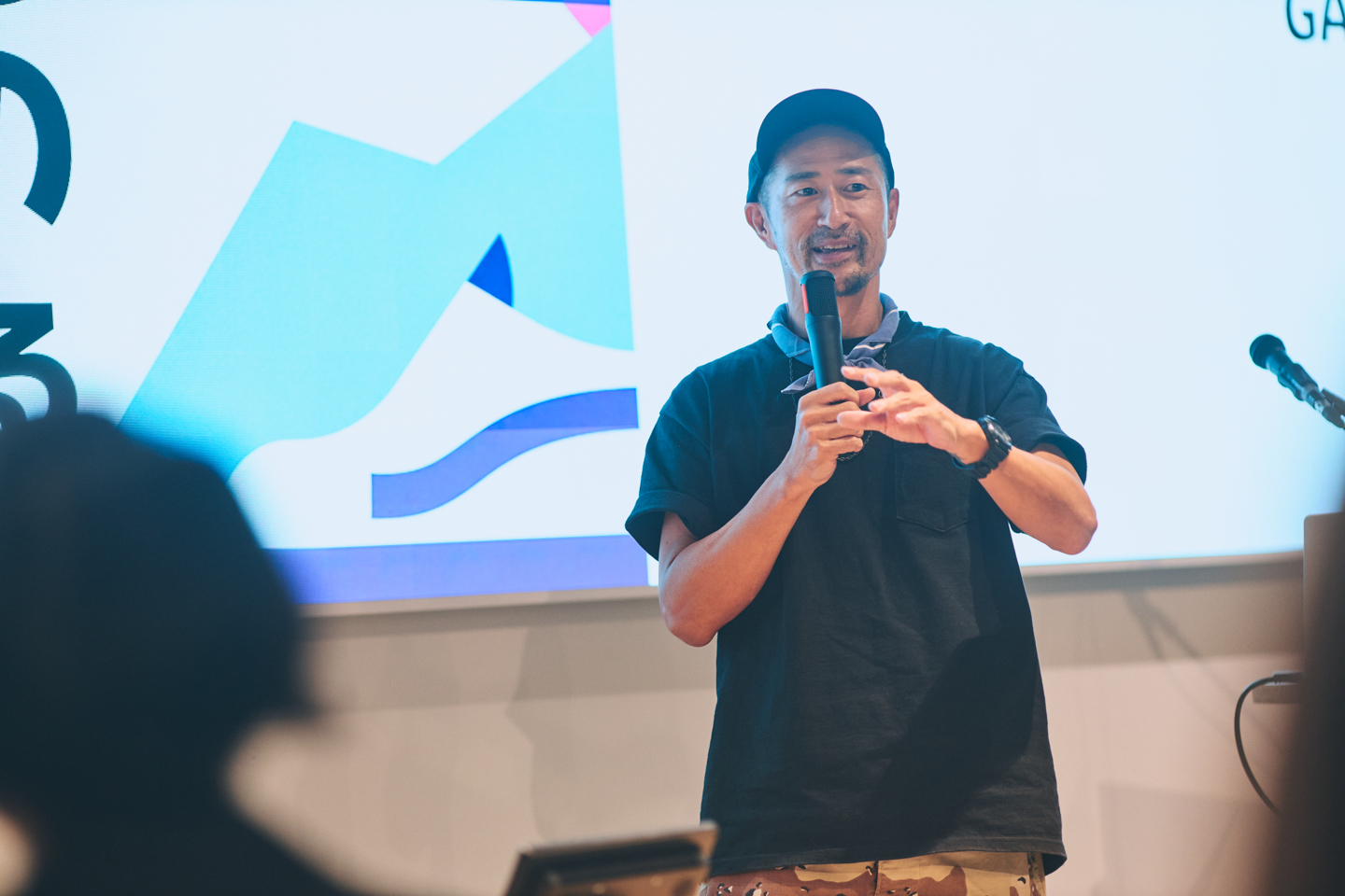 プレゼン後はファッション業界のプロフェッショナルたちが、学生たちが表現する「未来の古着屋」に対する所感を述べた。本企画に協力した一人であるヒューマンフォーラムの岩崎仁志氏は「今回、みなさんが取り扱ったのは誰かが『いらない』と判断した古着であって、決して売るのが簡単ではないアイテムばかりだったと思うんです。それを若い感性と日頃の学びの成果を生かして見事に味付けし、私の想定を遥かに超える点数を売ってくれたことに、率直に驚いています。その熱意に感動しましたし、まさに『着るの未来』につながる可能性を感じました」と絶賛。