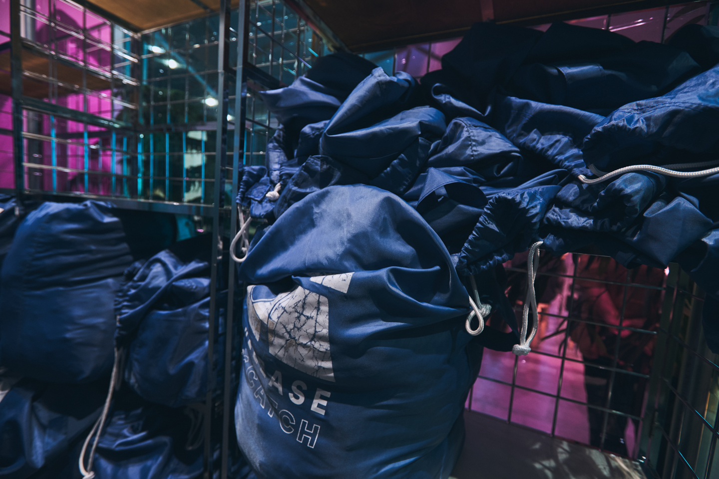 衣類は、「古着の山」から学生たち自らがチョイス。全国で古着屋を展開し、古着回収ボックス「RELEASE⇆CATCH」など資源循環の取り組みにも力を入れる株式会社ヒューマンフォーラム協力のもと、廃棄寸前の衣類のなかから“掘り出し物”を見つけていった。