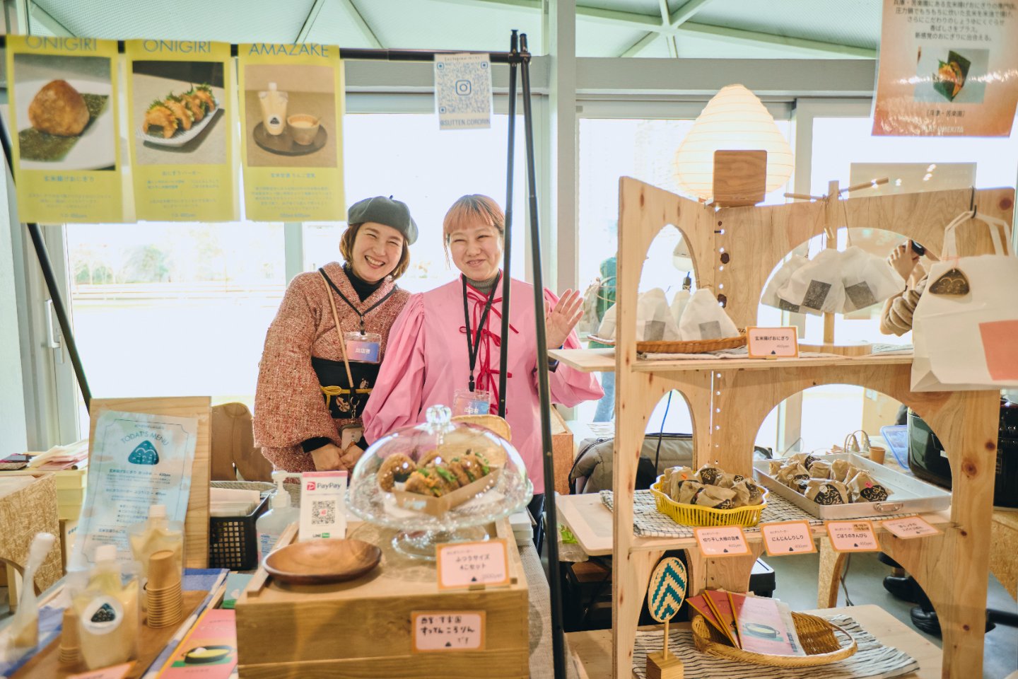 兵庫県の苦楽園にある玄米揚げおにぎり専門店「すってんころりん」。焼きおにぎりならぬ、玄米100%の「揚げおにぎり」や、おかずをたっぷりサンドした「おにぎりバーガー」が人気