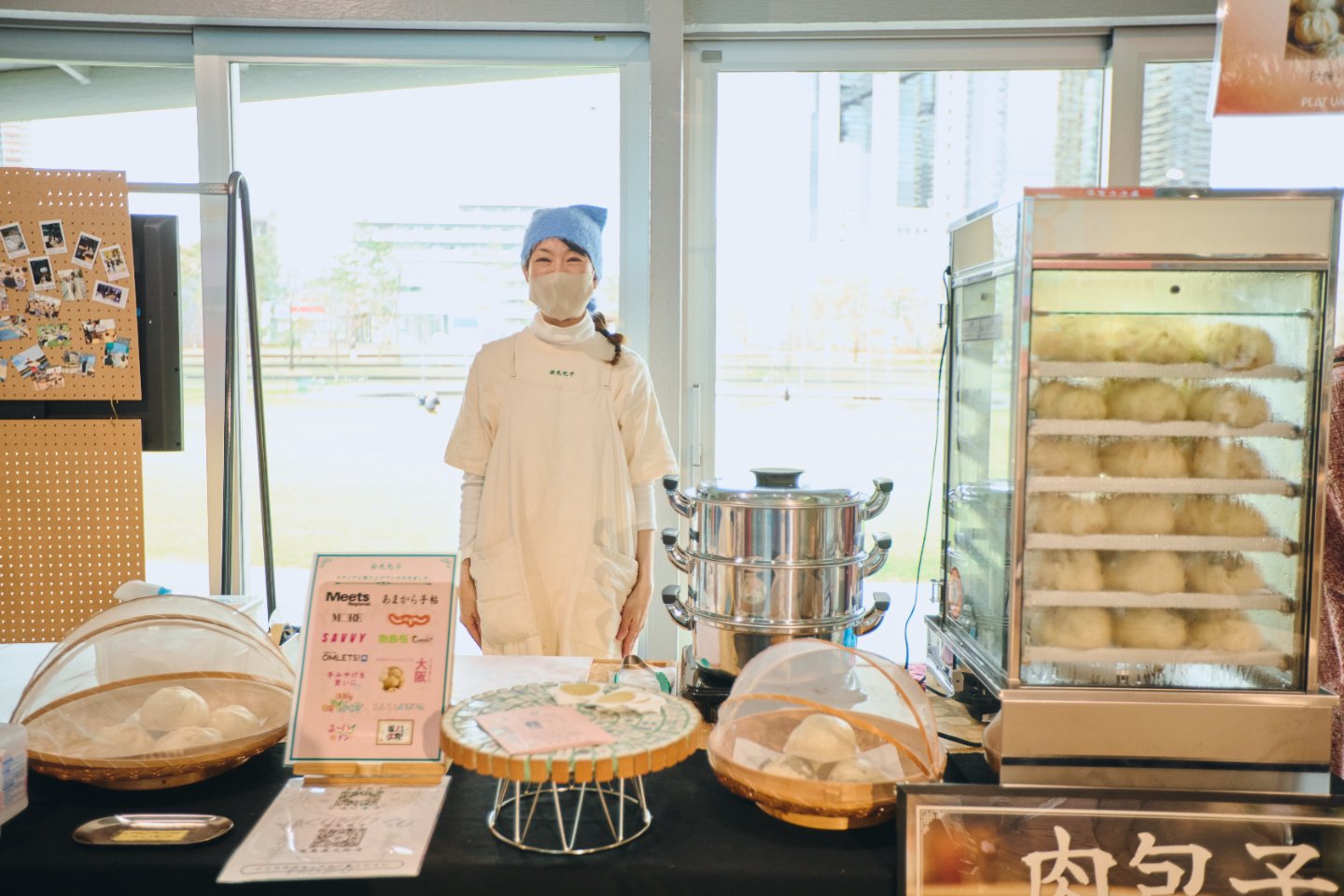 大阪・中崎町と大阪高島屋の8階に店を構える「安光包子（やすみつぱおず）」。肉まんには、徹底的に衛生管理された「長崎芳寿豚」のみを使用。肉臭さがまったくない豚肉で、ジューシー感を出すために異なる部位、粗さのミンチをブレンドしている。3種類の小麦粉を使った皮はもちもち、かつ弾力が少し残るように配合。冷めても讃岐うどんのような食感がむしろ際立ち、美味しさが持続する