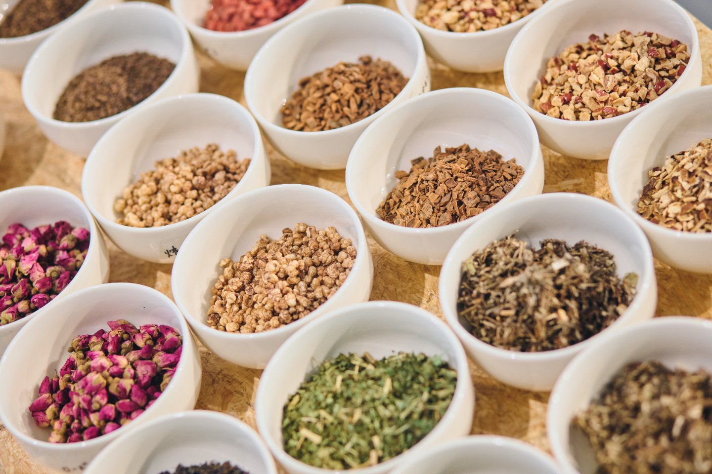 今回は12種類の素材を用意。ハトムギやナツメ、クコの実などのほか、日本では馴染みの薄い「板藍根（ばんらんこん）」なる素材も