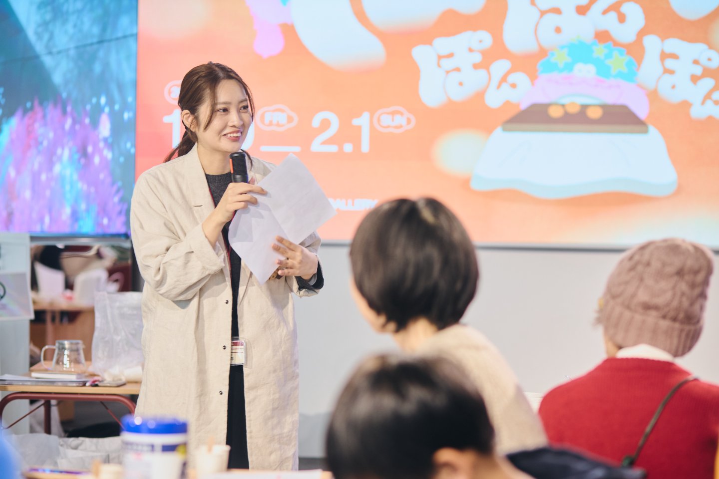 無印良品を展開する良品計画ソーシャルグッド事業部の根岸志穂さん。「無印良品 グランフロント大阪」内の「まちの保健室」に常駐し、薬剤師として地域の人々の健康相談を受けている