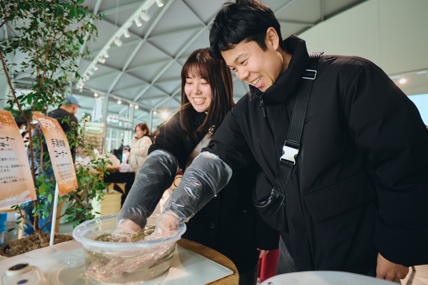 こちらは足湯ならぬ「手湯」の体験コーナー。グラングリーン大阪 南館にある温浴施設「うめきた温泉 蓮 Wellbeing Park」がプロデュースしたお湯に手を入れると、末端から体が温まる