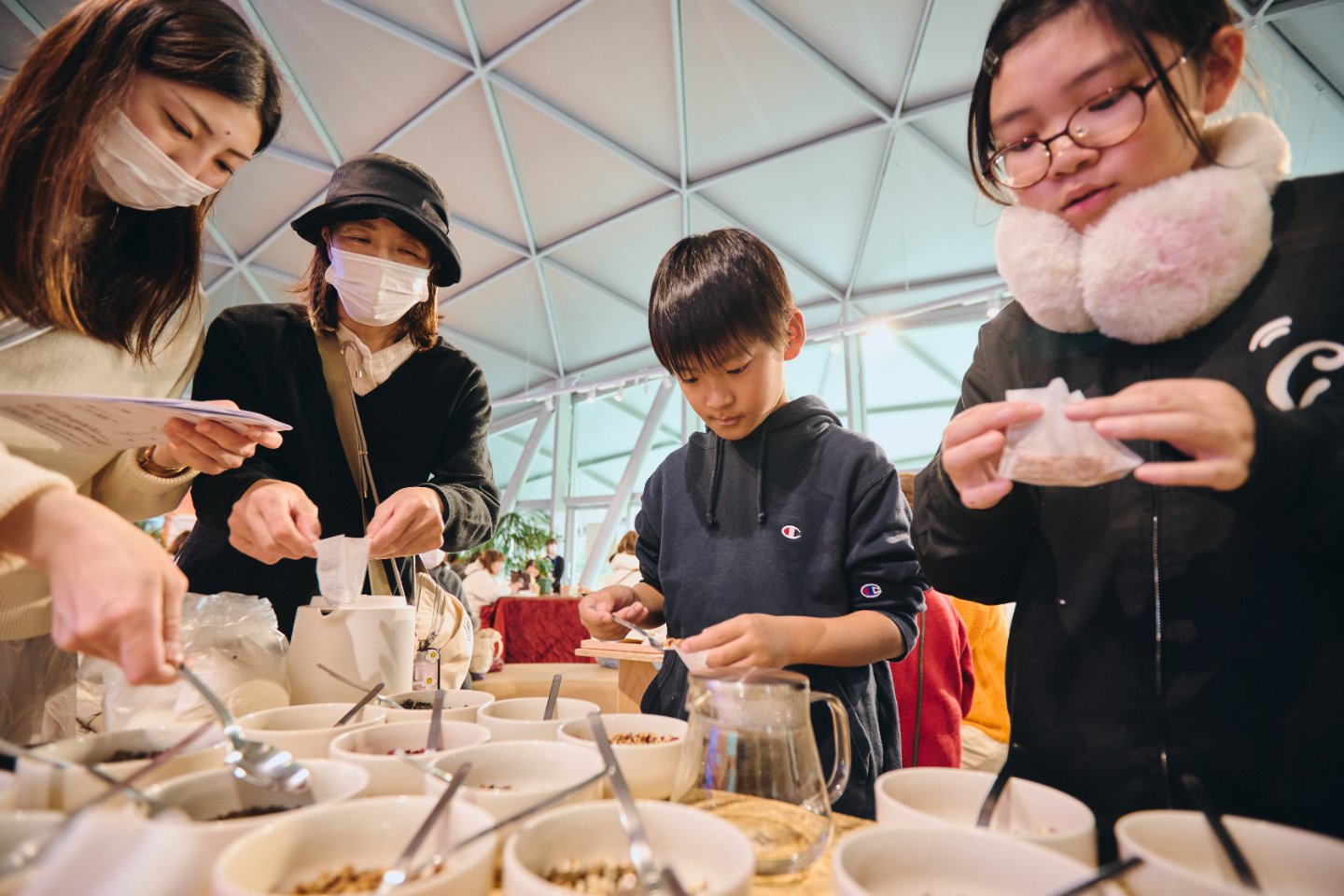 1つのお茶パックに3種類の素材をブレンド。ベースとなる素材を大さじ1杯、その他2種類の素材を小さじ1杯ずつが基本。これを3パック作る
