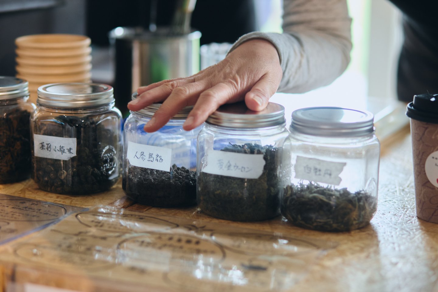 冷え性改善などが期待できる「人参烏龍茶」や、「白牡丹」、「寿眉」など、数種類の茶葉から好みのものをチョイス