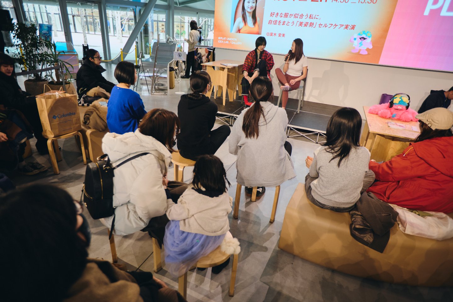 廣木さん自信が毎日やっているストレッチやマッサージを実演。まずは足裏マッサージから