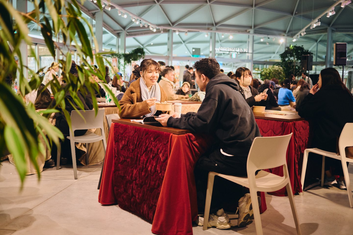 会場内には誰でも自由に座れる「こたつ風テーブル」が置かれ、暖をとりつつグルメやトークショーを楽しめる