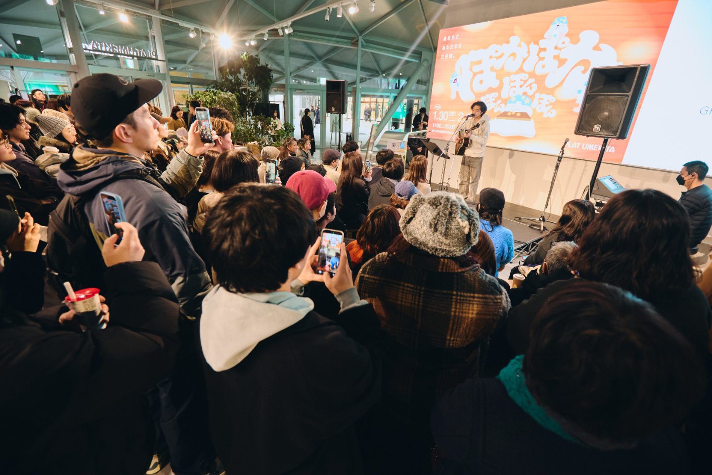 立ち見の輪が何重にもでき、会期中最大の熱気が会場を包む