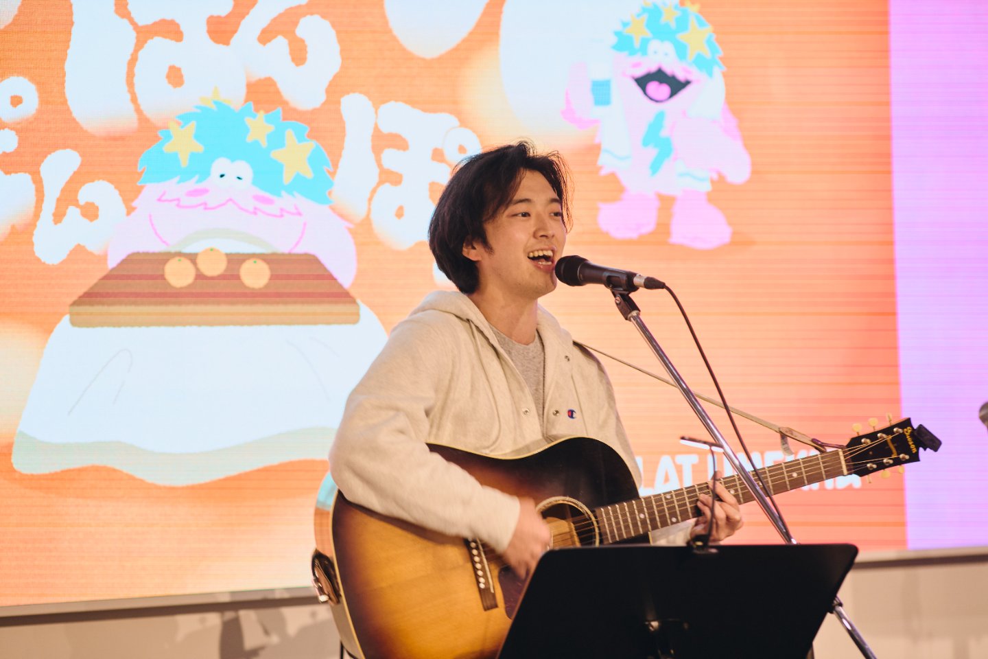 荒谷翔大さん。2025年3月にメジャー1st EP「ひとりぼっち」をリリースし、「ピーナッツバター」「真夏のラストナンバー」、10月には最新曲となる「煌めきワンダー」をリリース。6月には初の弾き語りでの全国ツアー、11月には2度目となるバンドセットでのワンマンツアーを開催。映画の劇中歌も担当するなど幅広く活動