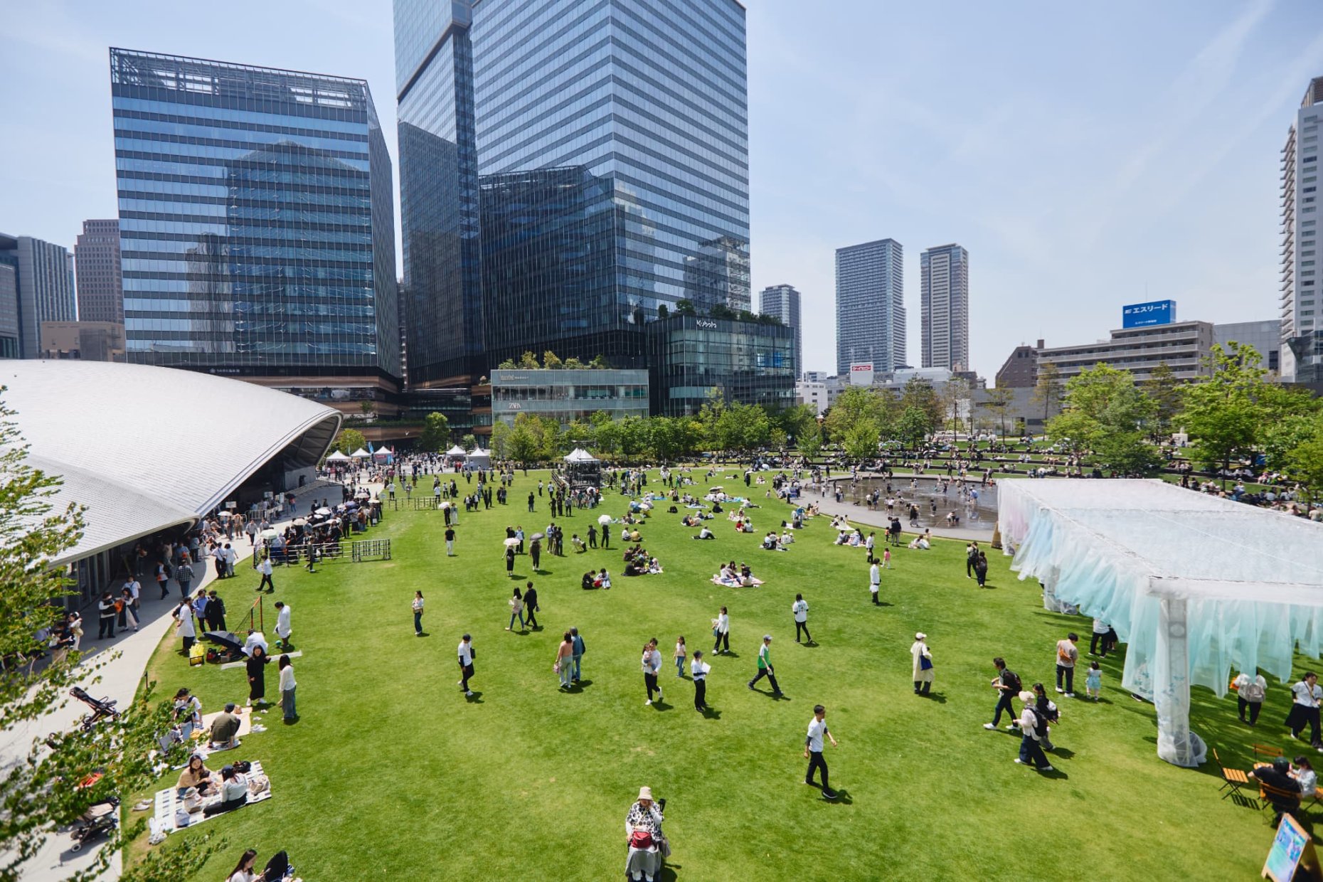 爽やかな青空が広がったゴールデンウィーク初日のうめきた公園。芝生の上でくつろぐ人や、音楽ライブなどのイベントを楽しむ人など、多くの来場者で活気に満ちあふれていた
