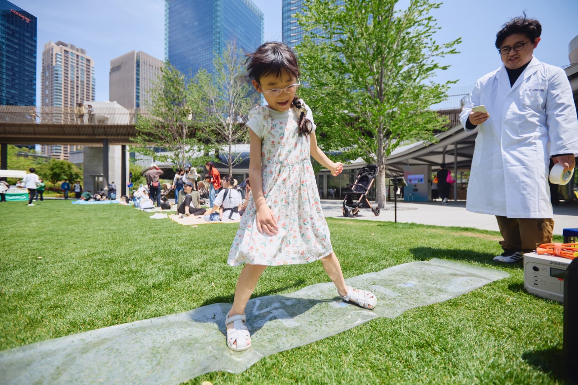 ステップに合わせ、さまざまな効果音が。これには子どもたちも目を輝かせて、大はしゃぎ