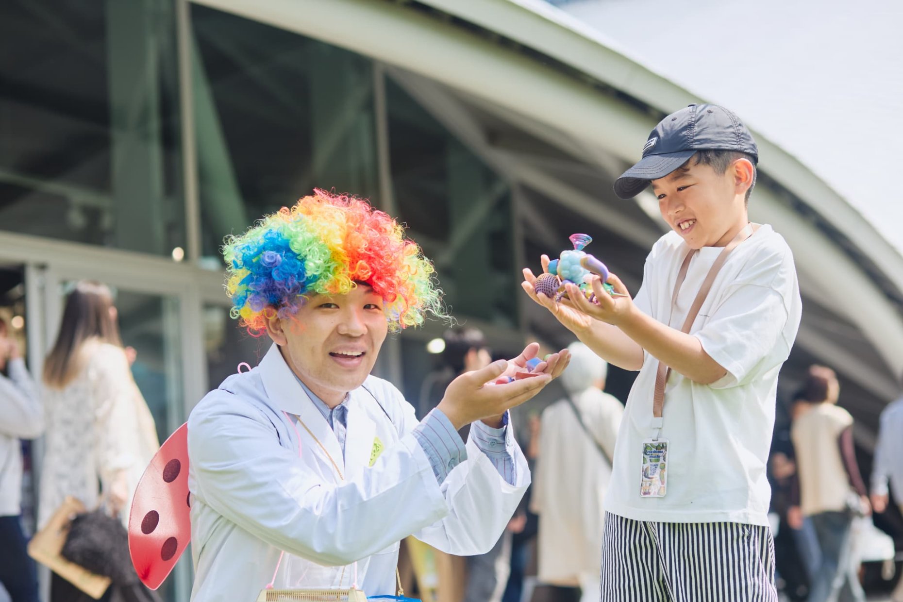 前回からのアップデートの1つとして、公園と連動した仕掛けも。園内のどこかにいる「伝説のむしおやじ」に扮したスタッフを見つけると、レアパーツをもらうことができる
